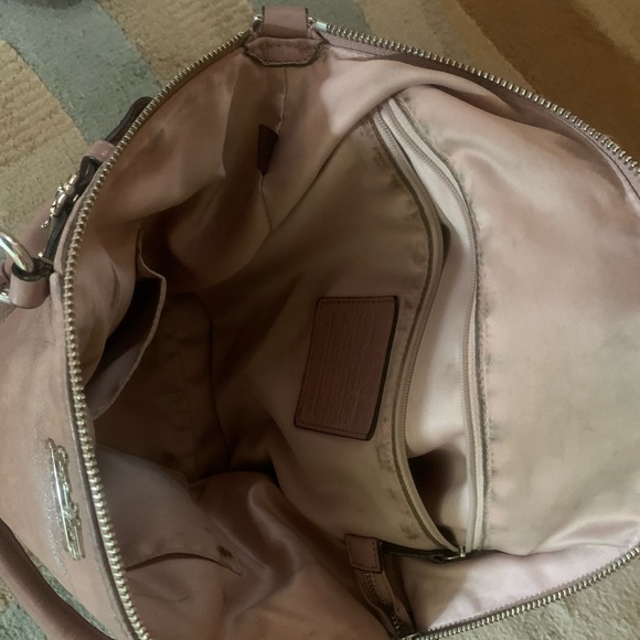 Coach purse beige with a hint of pink , looks beige not pink very good condition - Picture 4 of 6